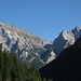 Im folgenden stelle ich einige Fotos aus demTersol-Tobel vor, die ich während des Abstiegs gemacht habe. Notgedrungen ... beim Aufstieg war es ja noch stockfinster.<br />Blick hinüber zum Haldensteiner und Felsberger Calanda mit dem Haldensteiner Schaftäli, durch welches der westseitige Aufstieg ab Vättis auf diese beiden Berge stattfindet.