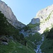 Blick in den Tersol-Tobel - der supersteile Steig zieht immer am orographisch rechten (d.h. im Aufstiegssinne linken) Hang der Schlucht bergauf.