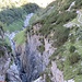 Tiefblick in den Tobel ... dort unten rauscht der Bach, während des Aufstiegs in der Dunkelheit nicht zu sehen.