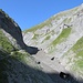 Blick talaufwärts .... dunkler Altschnee im Tobelgrund. Man beachte die unheilträchtigen Schneemäuler.