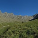 Das Tersol-Tal ist nicht ganz so lieblich, wie es aussieht: die grasigen Matten sind gerölldurchsetzt, und im Talschluß wartet die Crux der Bergtour: es geht das steile Geröllfeld hinauf zum langgestreckten Sattel links unterhalb des Pizol, zu dem es noch etwa 800 Hm sind.
