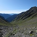 Talabwärtiger Rückblick: die Hütten von Alp Tersol sind bereits tief drunten, und der dunkle Einschnitt, in dessen Grund Gigerwald liegt, schon eine gefühlte Ewigkeit Vergangenheit.