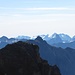 Mit ansteigender Höhe schiebt sich die Bernina-Gruppe über den Horizont. 65x vergrößert .... meine Canon ist ein kleines Wunderwerk der Optik.