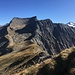 Am Bleijäger zeigt sich die Gamskarspitze recht eindrucksvoll (O-Gipfel und Hauptgipfel über dem Schuttkar; rechts der S-Gipfel)