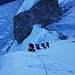 Aufstieg zum höhergelegenen Gletscher Camp II über die mit Fixseilen versehene Spezialroute der US-Expedition