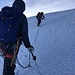 Die letzten 300 Höhenmeter zum Gipfel ziehen sich auf dieser steilen Eisflanke gefühlt endlos lange hin.