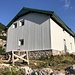 Bijele Vode - An der Planinarska kuća "Adnan Krilić". Die erst vor einigen Jahren erneuerte Hütte finden wir verschlossen vor.