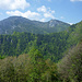 Im Süden über dem Talschluss des waldreichen Val di Pur erheben sich links der Monte Tremalzo (1972m) und rechts der felsige Corno Spezzato (1854m)