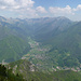 Die Tal- und Gipfelsicht im Norden. Das von einer durchgehenden bergkette umrahmte Val di Concei. Rechts in der Tiefe: der Ort Pieve di Ledro
