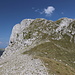 Im Abstieg von der Zelena glava - Blick hinüber zum Otiš: Durch die grasige Südflanke geht's auf schmalem Steig gleich steil nach oben. Nach einem kurzen Stück in Gratnähe wird dann der Gipfel erreicht.