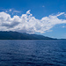 Yakushima. Über den Bergen Wolken, an der Küste blauer Himmel - ein häufiges Bild aufgrund des Lokalklimas.