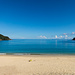 Isso Beach. Der überwachte Sandstrand. Ganz rechts im Bild sieht man Spuren von Mehresschildkröten, die vermutlich in der Vornacht am Strand Eier gelegt und vergraben haben.