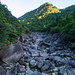 Der Anbogawa Fluss mit mächtigen Felsbrocken
