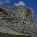 am Ende des Felsgürtels blickt ein "Indianer" in die Alpenwelt
