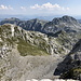 Zelena glava - Ausblick am Gipfel über die (zwischen Otiš und Zelena glava gelegene) Einsattelung. Hinten ist u. a. der Osobac zu sehen (rechts).