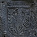 Das Wappen von Meiringen an der Wand in der Aareschlucht