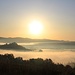 Morgensonne über dem unteren Bielatal, der warme Malhostitzer Teich fungiert in der kühlen Luft als Nebelmaschine.