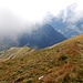Vom Gipfel aus folgt man dem Grat noch etwa 100, 150 Meter weit nach Südwesten, bis ein deutlicher, aber nicht besonders scharfer Gratrücken halblinks nach Süden hinunterführt.