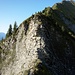 Die Wyssi Zend: eine 8 Meter hohe, brüchige Felsstufe, die die Schlüsselstelle der Tour darstellt. Die Kletterei ist eine II, auch ohne Seil. Und auch die Klammern braucht man nicht unbedingt. 