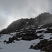 Blick hinauf zum Pizzo Penca, dessen Gipfel wir nicht bestiegen. Bereits im mühsamen Abstieg zum Sattel (Richtung Staletto-Pass)