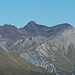 Zoom zu den Höchsten der Tuxer Alpen. Ihr dunkles, hartes Gestein schützt sie vor übermäßiger Verwitterung.