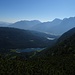 Rückblick zu den beiden See, im Hintergrund grüßt das Karwendel und die Soiernspitze
