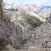 Rückblick von der Gamsscharte in das Aufstiegsgelände entlang der Felswand