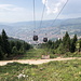 Unterwegs am Vidikovac - Vom Start der Bodbahn stapfen wir in wenigen Minuten zum Vidikovac (1.169 m). Die Erhebung ist von Sarajevo aus auch per Seilbahn erreichbar ist. Die bosnische Metropole ist unten zu erahnen.