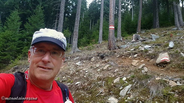Hier erwecken die Markierung und die Steigspuren den Eindruck, dass es im Wald weitergeht, allerdings muss man der Straße nach rechts weiter folgen!