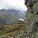 Blick zur nahe gelegenen Seewenhütte. An der Wand sieht man 2 Borhacken einer Route.