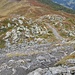 Schöner Aufstiegsweg. Erstaunlicherweise führen die Bergbahnen nicht bis in die Gipfelregionen, sondern enden 300 bis 400 Hm drunter. Am linken Bildrand die Hahnspielhütte