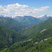 Im Abstieg nach Verdasio: Blick auf die nahen Dörfer Borgnone, Lionza und Costa. Dahinter Valle Vigezzo mit Olgia und Pizzo Ragno.