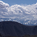 Blick vom Söök-Pass nach Süden. Die schneebedeckten Berge markieren die Grenze nach zwischen Kirgistan und China.