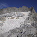Monte Carè Alto. Ich bin an der rechten Seite des Gletschers über den Schnee aufgestiegen. Der Gipfel ist übrigens der niedrig aussehende Aufschwung in der Mitte.