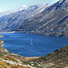 Lai de Songta Maria, avec la route du col sur la droite (et le fameux pilone au milieu du lac)