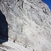 Auf dem 2. Band - direkt unterhalb der glatten Wand, die lange Schatten wirft.