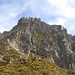Die Tschaggunser Mittagsspitze vom Fusse aus gesehen. Ab hier ist nichts mehr markiert und bald beginnt die Kletterei. Die Route führt von links (in einem Couloir) auf den Gipfel.