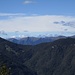 Zoom über den Sattel "Pian di Scagn" auf den südlichen Teil der Kette Lema - Tamaro und dahinter einige der hohen Walliser
