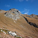 Il sentiero punta al Col Fussy delimitando la rocciosa vetta del Mont Delà 3139 mt. Anche se in realtà il Col Fussy rimane più interno e non propriamente visibile in questa foto.