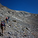 In marcia sulla pietraia che conduce al Mont Glacier.