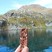 Pausa pranzo al lago di Poiala con una barretta al cioccolato regalatami da persone che sono state in Perù.
In etichetta c'era scritto: "con erbe andine".
Chissà che erbe sono e chissà perchè dopo averla mangiata credevo di essere Messner.....