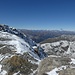 Der Gipfel ist fast erreicht, jedenfalls habe ich schon eine Hammeraussicht bis weit in die Schweiz. Richtig geniessen kann ich diese aber nicht, denn es ist frostig und es  herrschen Windböen bis zu 40 km/h, gefühlt liegt die Temperatur bei -15 Grad.