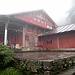 Etwa auf halber Strecke zwischen dem Zehntausend-Jahre-Tempel und dem Tempel des Elefantenbadepools befindet sich die Halle des Beginns (初殿).