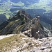 Schönes Gelände, aber leider oft unangenehm zu gehen (viel loses Gestein, bröselig). Teils wird in der Literatur abgeraten, die Route im Abstieg zu gehen. So weit würd' ich nicht gehen, aber Idealabstiege sehen anders aus.