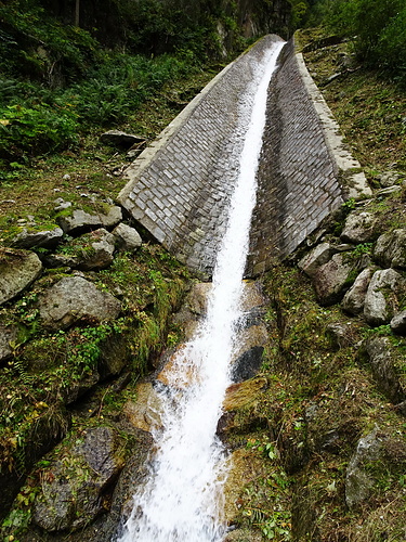 künstliche Rutsche für das Wasser - Fotos [hikr.org]