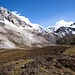 Rückblick zum Pass. In den Wolken in der linken Bildhälfte versteckt sich der Jampelyang (5958m). Den zurückgelegten Weg kann man deutlich erkennen.