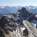 der Bergwerkskopf, er ist nur mit schwieriger Kletterei erreichbar(III), dahinter Ötztaler Alpen