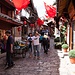 Zum 70. Chinesischen Nationalfeiertag wehen überall rote Fahnen.