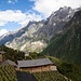 Die Aussicht von der Terrasse ist wunderschön. Könnte auch in Südtirol sein.