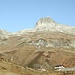 Il Passo dell'Oberalp con alle spalle lo <b>Schneehüenerstock (2773 m)</b>.
